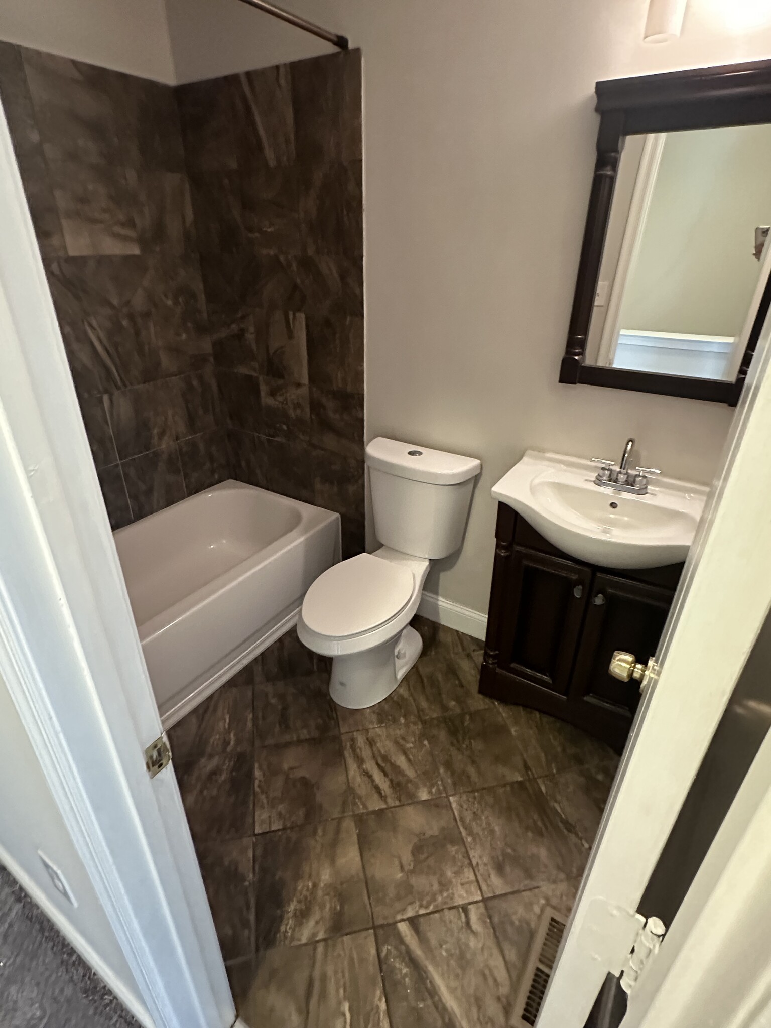 2nd Floor Hallway Bathroom - 2818 Crestwick Pl