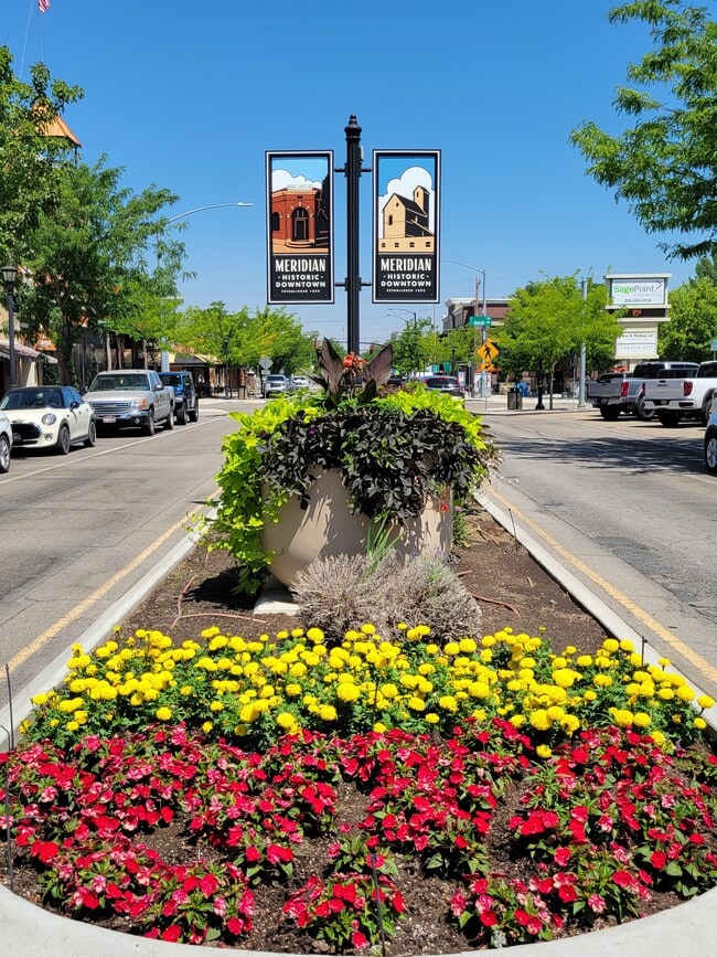 Building Photo - 2122 W Pine Ave