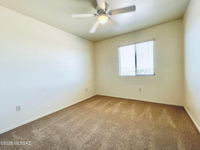 Building Photo - 5079 N Cliffed River Dr