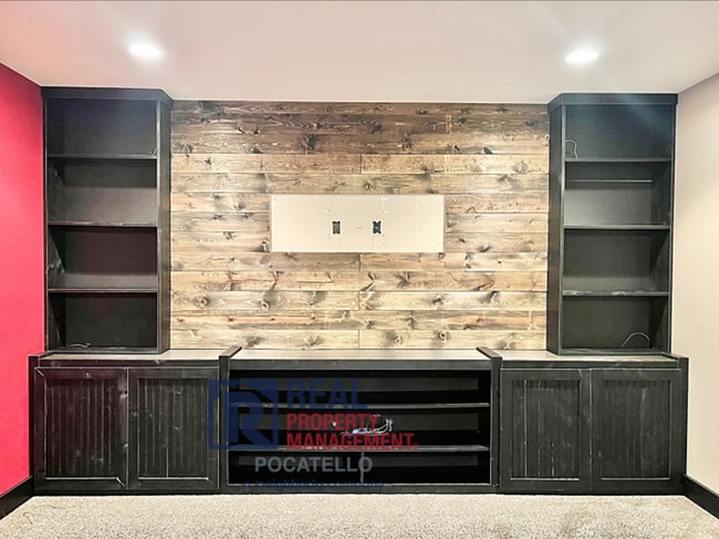 Building Photo - Beautiful - Elegant - 5 Bedrooms - 3 Car -...