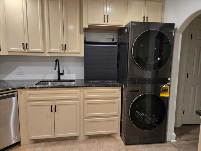 Building Photo - 917 Adele St