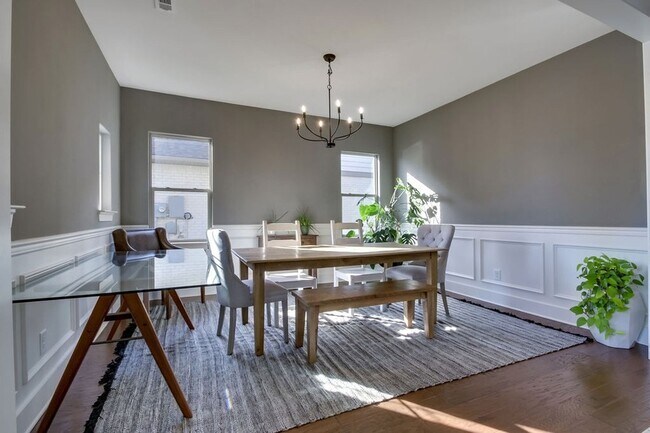 Building Photo - 647 Sire Ave