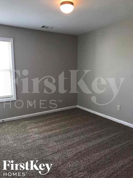 Building Photo - 260 Village Broad St