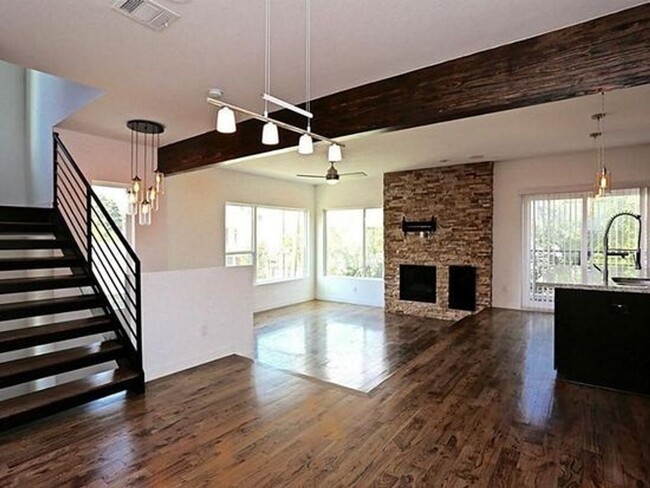 Building Photo - Beautiful 3-Story 2/2.5/2 w/ Study Nook To...