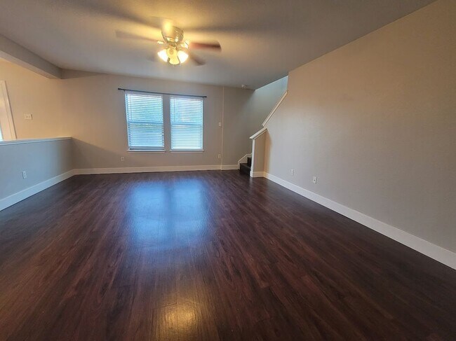 Building Photo - 4402 King's Canyon Dr
