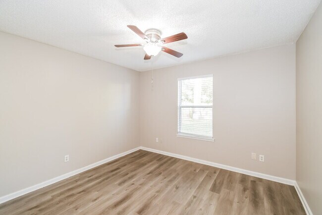 Building Photo - 1841 Quebec Ct