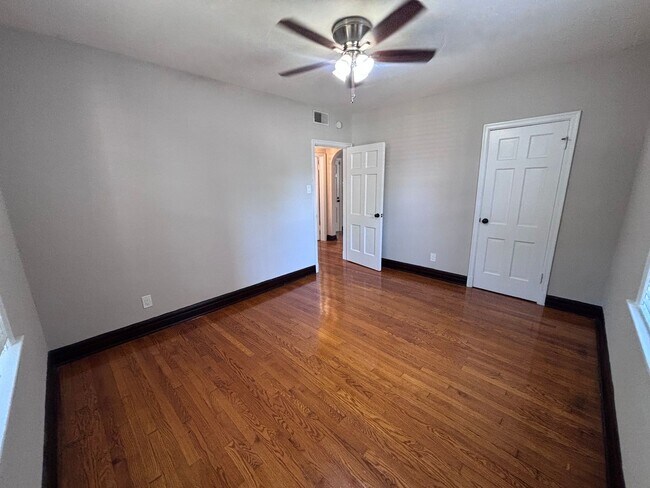 Building Photo - One-Bedroom Apartment in Dogtown*In-Unit W...