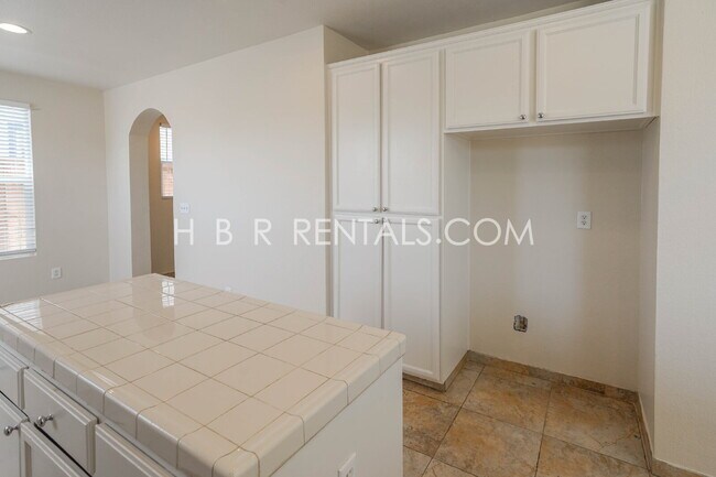 Building Photo - Charming 4-Bed, 2.5-Bath Home in Tracy’s E...