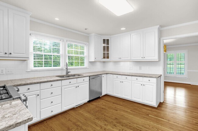 Building Photo - Classic Country Club Elegance