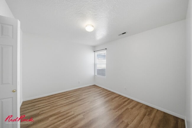 Building Photo - Newly Updated and Move-In Ready 3 bedroom home