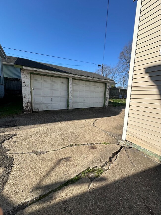 Building Photo - 1652 Roosevelt Ave