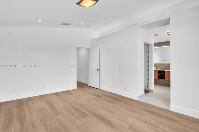 Building Photo - 4917 SW 32nd Way