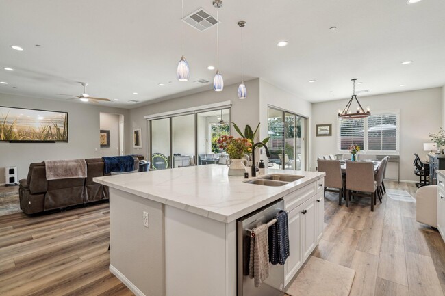 Building Photo - 51725 Pinnacle Vis Dr
