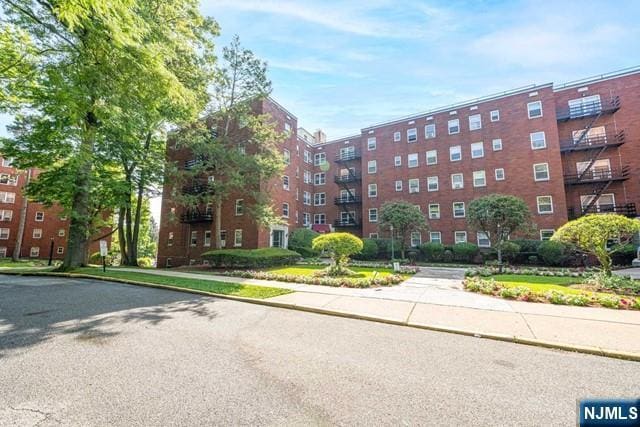 Building Photo - 2330 Linwood Ave