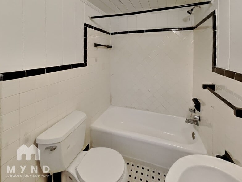 Building Photo - 990 Lynhurst Dr SW