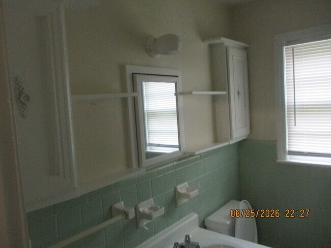 Building Photo - 1704 W Whitney Ave