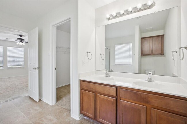 Building Photo - 307 Grutsch Dr
