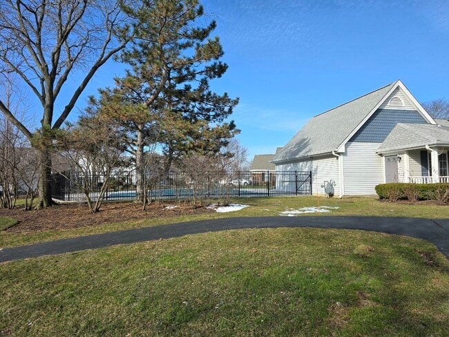 Building Photo - 1914 Quaker Hollow Ln