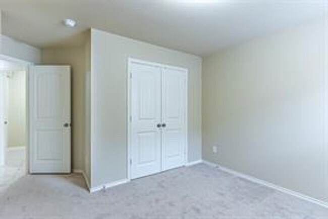 Building Photo - Single-family beautiful home has 5 bedroom...