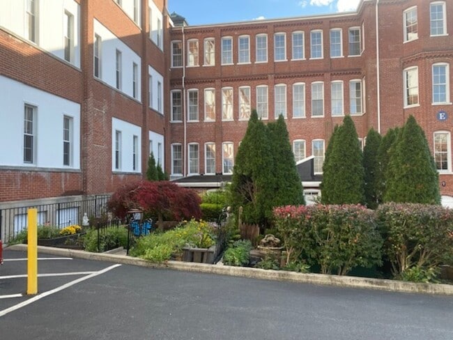 Building Photo - 917 Columbia Ave