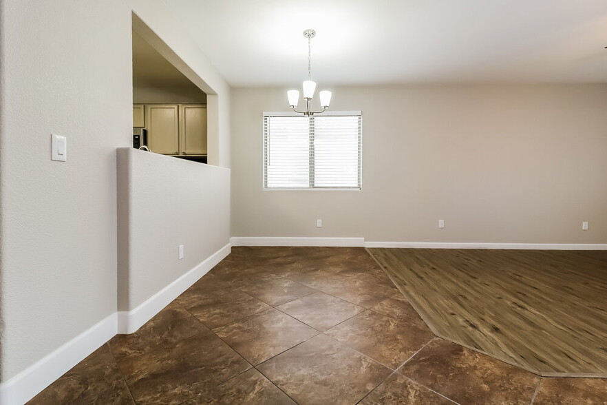 Building Photo - 15040 W Kings Dr