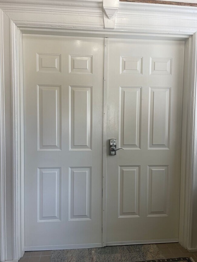 Building Photo - 1025 Church St