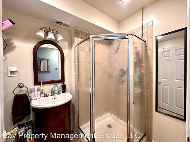 Building Photo - 3 br, 2 bath House - 1123 Race Street