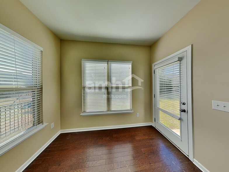 Building Photo - 15325 Colonial Park Dr