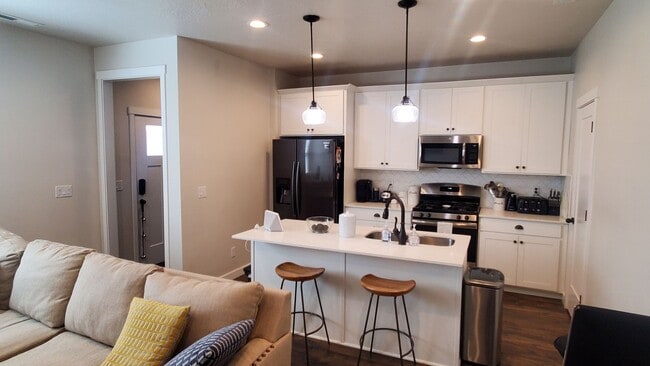 Building Photo - Great 3 Bd 2 Ba Townhome 2 Car Garage