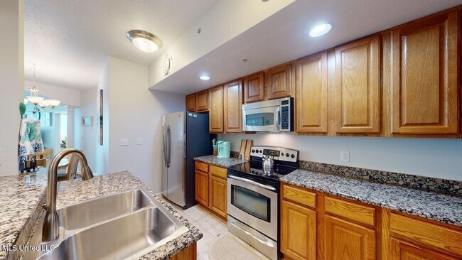 Building Photo - 2228 Beach Dr