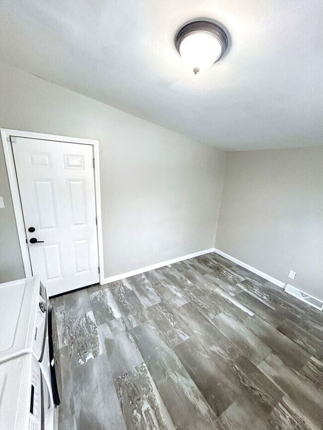 Building Photo - Charming 3-Bedroom Home with Modern Comfor...