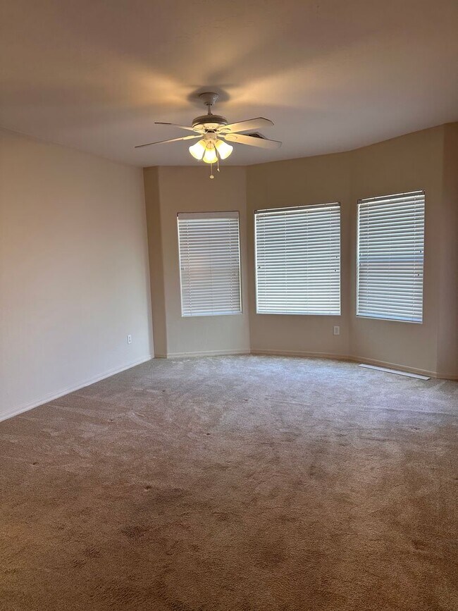 Building Photo - Modern Home - 4 bedroom - Large Yard - Var...