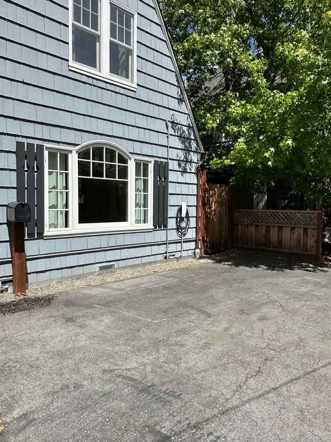 Building Photo - Comfy and charming 2 bedroom, best Palo Al...
