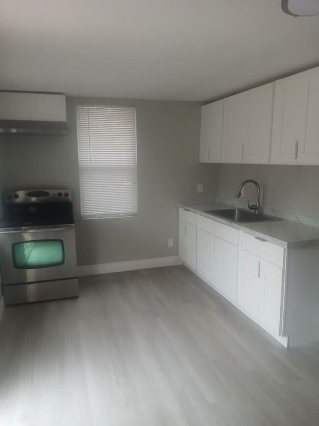 Building Photo - Cozy 1BR Home with Spacious Front Patio, Ample Parking, and Private Backyard in Zephyrhills!