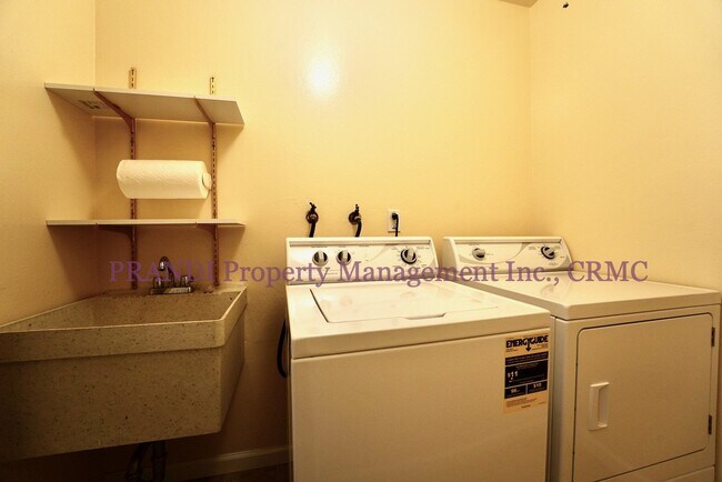 Building Photo - Spacious Greenbrae Home Featuring Expansiv...
