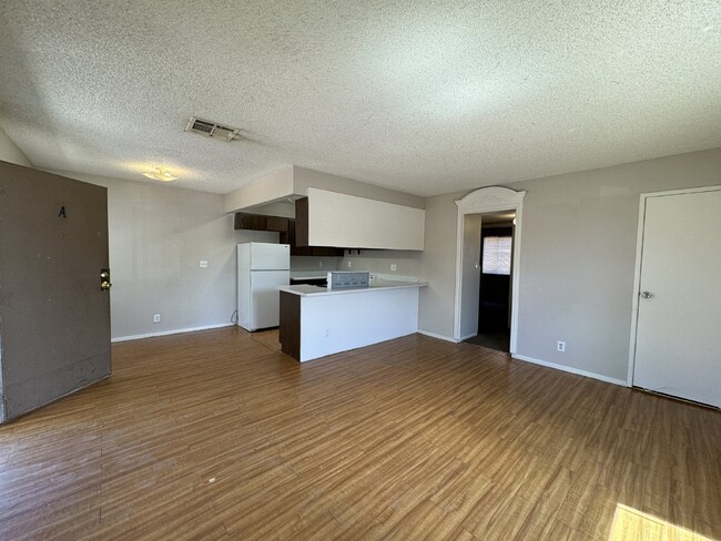 Building Photo - MOVE IN READY 2 Bed, 1 Bath Downstairs Con...