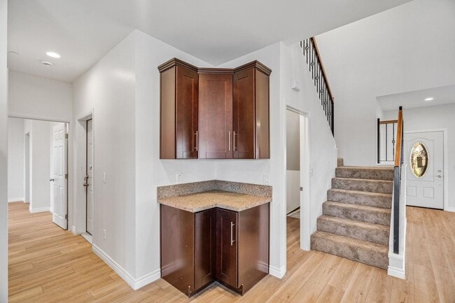 Building Photo - 5 Bedroom house with view