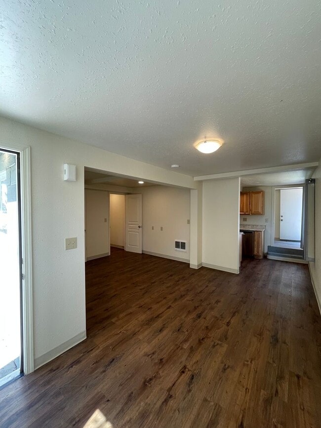 Building Photo - Awesome studio apt downtown with full kitc...