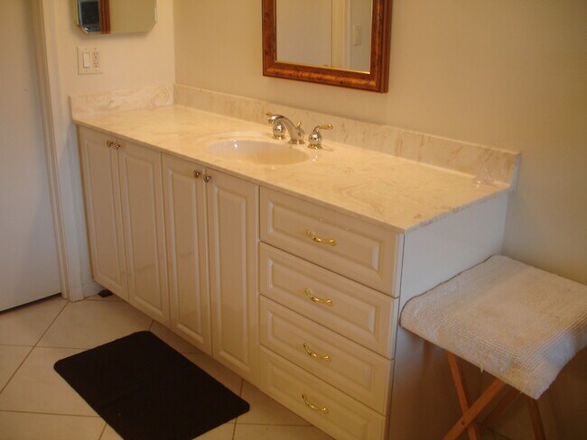 Building Photo - 1111 Boxwood Dr