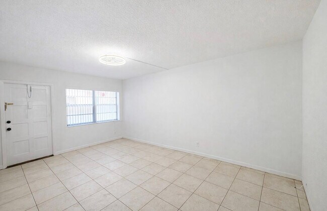 Building Photo - 1855 Plunkett St