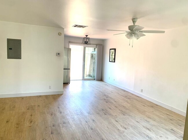 Building Photo - 11138 Aqua Vista St