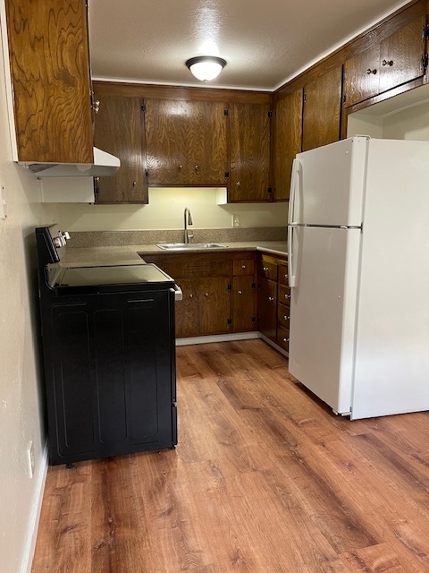 kitchen w appliances - 2144 Lincoln Ave