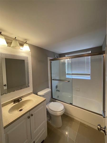 Building Photo - 10092 Twin Lakes Dr