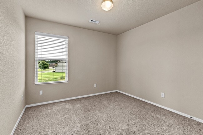 Building Photo - Beautiful home Located in desirable west Fayetteville neighborhood with playground