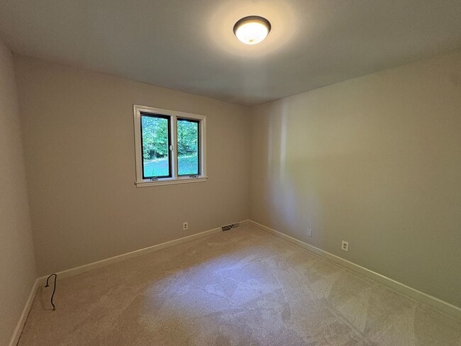 Building Photo - Large Lakefront Home Minutes from Downtown Greenville!