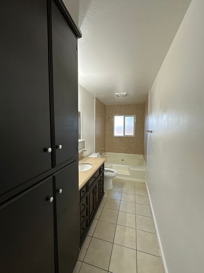 Building Photo - 3bd/2ba Duplex! - Hemet, CA