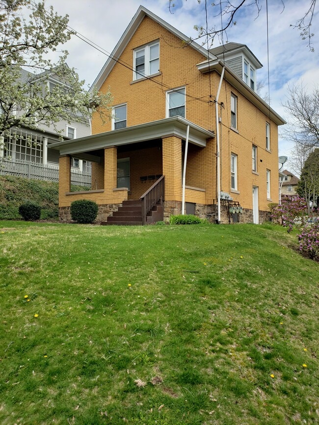 Building Photo - 557 4th St