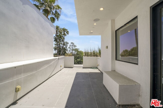 Building Photo - 1447 N Martel Ave