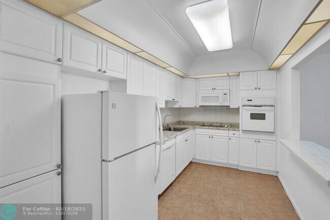 Primary Photo - 19390 Collins Ave
