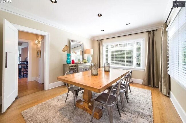 Building Photo - Stunning West Hills 5 bedroom Home with st...